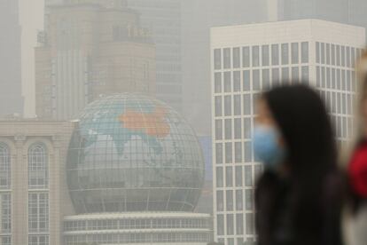 Contaminación en el centro de Shanghai, China.