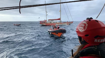 Fotografía facilitada por la ONG Proactiva Open Arms del buque durante su travesía por el Mediterráneo rumbo al puerto de Algeciras.