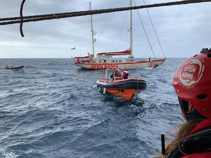 Fotografía facilitada por la ONG Proactiva Open Arms del buque durante su travesía por el Mediterráneo rumbo al puerto de Algeciras.