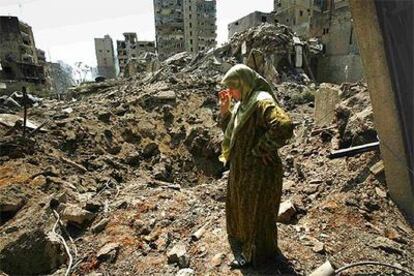 Una mujer libanesa observa su barrio destruido en el sur de Beirut en julio pasado.