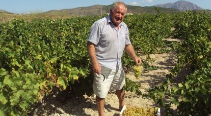 Pepe Vidal en su viñedo de moscatel ecológico