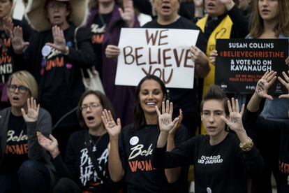 Simpatizantes de Christine Blasey Ford, una de las presuntas víctimas de abusos por parte del juez nominado al Tribunal Supremo Brett Kavanaugh, se manifestán durante su comparecencia de ante el comité judicial del Senado en el Capitolio, Washington DC.