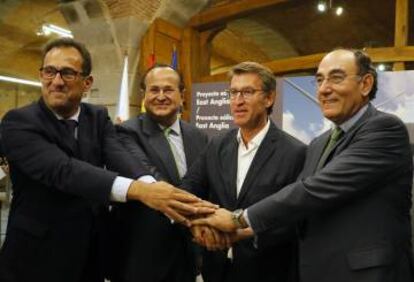 Los presidentes de Windar, Orlando Alonso; Navantia, José Manuel Revuelta; la Xunta de Galicia, Alberto Núñez Feijóo, e Iberdrola, Ignacio Galán, tras la firma del contrato.
