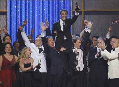 Algunos de los galardonados levantan en hombros al mejor actor, Lin-Manuel Miranda.