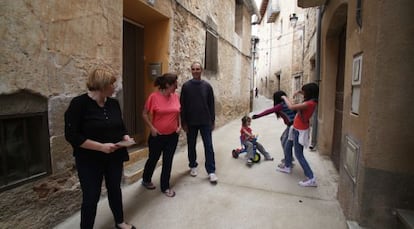 La alcaldesa María José Vallés, junto a Noelia Duce y Fernando Lorente.