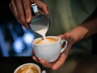 Jacopo Colombo sirve un café con leche en La Vereda Bar de Barcelona.