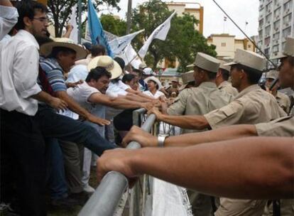 Funcionarios paraguayos se manifestaron este martes en Asunción, frente a la sede del Congreso, para exigir aumentos salariales.