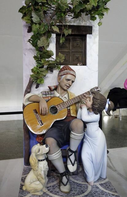 Esta obra del artista Manuel Algarra, que representa a un labrador valenciano tocando la guitarra, ha conseguido el indulto en esta edición de las Fallas.