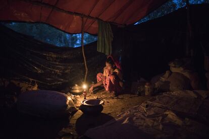 Una mujer rohingya enciende una lámpara, en un campo de refugiados de Gundum (Bangladés).