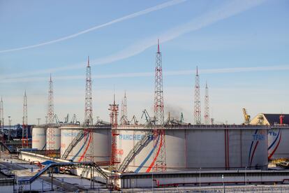 Varios tanques de crudo, en marzo de 2022, en la terminal rusa de Ust-Luga.