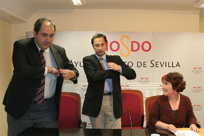 Francisco Fernández, Alfonso Rodríguez Gómez de Celis y Paula Garvín, ayer, antes de la rueda de prensa.