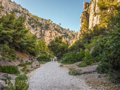 Dos excursionistas recorren el parque nacional francés, cerca de la localidad de Cassis.