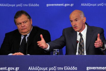 El ministro de Finanzas, Evangelos Venizelos, izquierda, con el primer ministro griego, George Papandreu, ayer en la rueda de prensa.