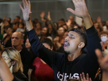 Una reunión evangélica, en Río de Janeiro.