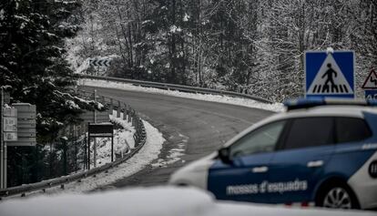 Els Mossos a la carretera de Sant Hilari Sacalm.