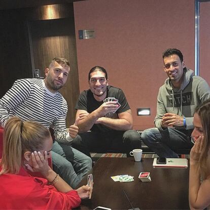 Pinto, Alba y Busquets, junto a Elena Galera y Romarey Ventura, juegan a las cartas hasta que llegue el momento de empezar a prepararse para la boda del año.