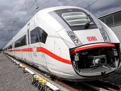 El Intercity-Express ICE 4 para el tráfico ferroviario alemán de alta velocidad en un apartadero de mantenimiento en la pista de pruebas de Siemens Mobility en Alemania.