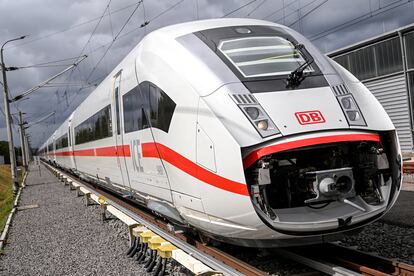 El Intercity-Express ICE 4 para el tráfico ferroviario alemán de alta velocidad en un apartadero de mantenimiento en la pista de pruebas de Siemens Mobility en Alemania.