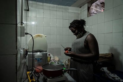 Mariane prepara la comida para su familia en un inmueble de la Ciudad de México.