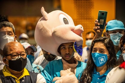 Un partidario del candidato presidencial de extrema derecha peruano, Rafael López Aliaga, del partido Renovación Nacional, participa en un mitin de campaña en el emporio textil Gamarra en Lima el 27 de marzo.