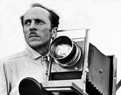 Edward Weston con su cámara Graflex, en febrero de 1924, en Ciudad de México, fotografiado por Modotti.