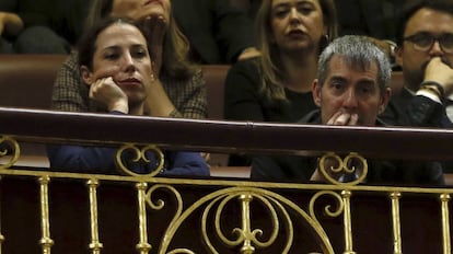 El presidente del Gobierno de Canarias de Coalición Canaria, Fernando Clavijo (d), y la vicepresidenta del Gobierno autonómico del PSOE, Patricia Hernández.