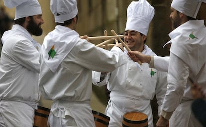 Un grupo de barriles se preparan para la marcha en San Sebastián.