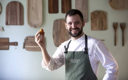 El chef Miguel Carretero sostiene su premiada croqueta. 