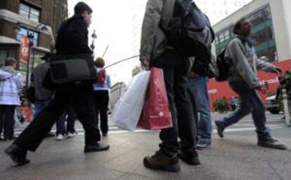 La temporada de compras de fin de año comenzó este noviembre aún más temprano, en la noche misma del Día de Acción de Gracias, y tuvo el viernes una jornada pujante, aunque todavía el comercio no ha calculado los negocios de ese día. EFE/Archivo