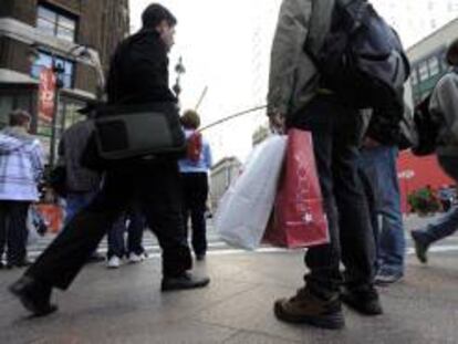 La temporada de compras de fin de año comenzó este noviembre aún más temprano, en la noche misma del Día de Acción de Gracias, y tuvo el viernes una jornada pujante, aunque todavía el comercio no ha calculado los negocios de ese día. EFE/Archivo