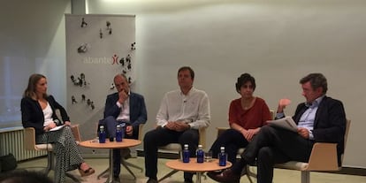 De izquierda a derecha, Lupina Iturriaga, Fundadora y Directora General de Fintonic; Vicente Var&oacute;, Director de Finect; Juan Col&oacute;n, Consejero Delegado de Darwinex; &Aacute;ngela S&aacute;nchez Vignote Directora Web y m&oacute;vil de ING; y Javier L&oacute;pez de Haro, Director Marketing y Ventas de Openbank.