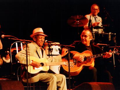 Compay Segundo y Ry Cooder en la primera presentación en el mundo de Buena Vista Social Club, en Paises Bajos, en abril de 1998