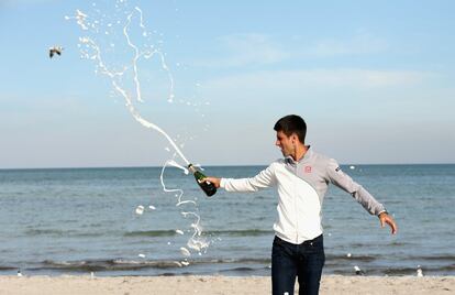 El serbio Novak Djokovic celebra su victoria en el Masters de Miami en Cayo Vizcaino, Florida.