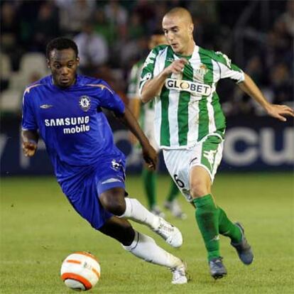 El jugador del Chelsea, Michael Essien, se lleva el balón perseguido por el delantero del Betís, Dani.