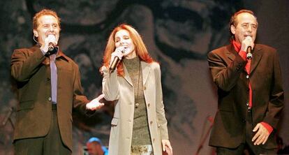 V&iacute;ctor Manuel, Ana Bel&eacute;n y Serrat en un concierto homenaje a Salvador Allende en Santiago de Chile.