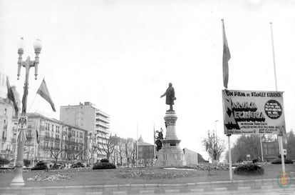 Calle de Valladolid con el anuncio de la proyección en 1975 de 'La naranja mecánica'.