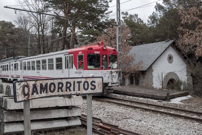 El tren pasa por la antigua estación de Camorritos pasa por la capilla levantada por los vecinos de la colonia. 