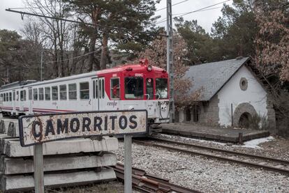 El tren pasa por la antigua estación de Camorritos pasa por la capilla levantada por los vecinos de la colonia.