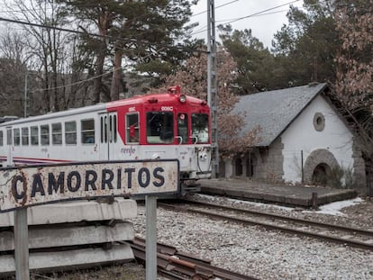 El tren pasa por la antigua estación de Camorritos pasa por la capilla levantada por los vecinos de la colonia. 