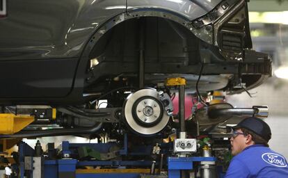 Un trabajador en la planta Ford de Almussafes (Valencia).