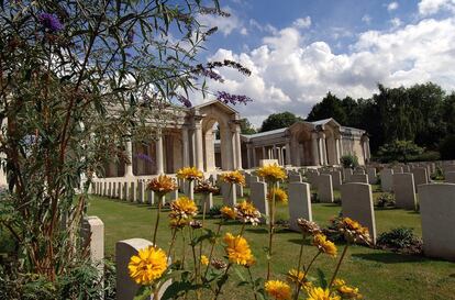 Cementerio 'Faubourg d''Amiens', sitios funerarios y memoriales de la Primera Guerra Mundial en el Frente Occidental