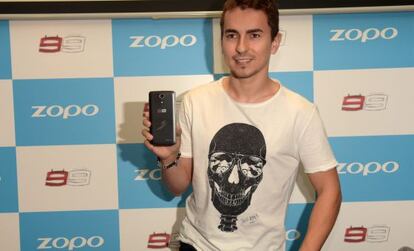 Jorge Lorenzo, ayer en la Fnac con su m&oacute;vil Zopo, edici&oacute;n limitada.