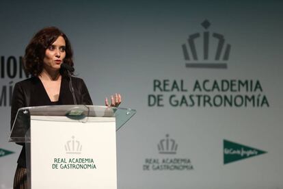 La presidenta de la Comunidad de Madrid, Isabel Díaz Ayuso, interviene en la 44 edición de los Premios Nacionales de Gastronomía que se celebran este lunes en Madrid. EFE/Javier Lizón