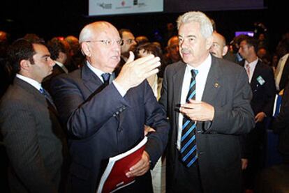Pasqual Maragall y el ex presidente soviético Mijaíl Gorbachov, en la inauguración del Foro Mundial Urbano.