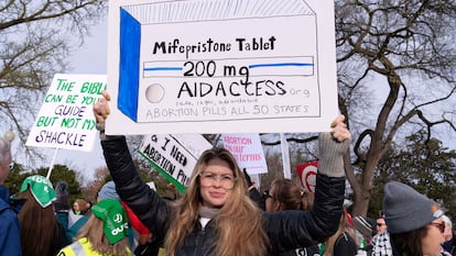 Activists in favor of abortion, on March 26 before the Washington Supreme Court, on the day in which the hearing on mifepristone was held.