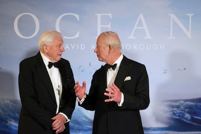David Attenborough (izquierda) con el rey Carlos III, en la presentación de la película 'Ocean', el 6 de mayo, en Londres.