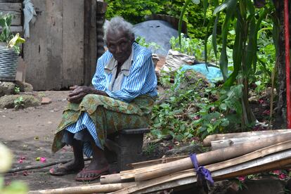 Habiba, una mujer de más de 80 años, en el pequeño patio enfrente de su casa en Kisambare, en Tanzania. Habiba vive sola con sus tres gallos.