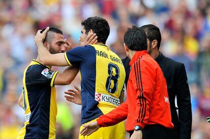 Arda Turan deixa o campo chorando.