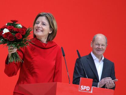 La gobernadora de Renania-Palatinado, Malu Dreyer, celebra su victoria electoral junto al vicecanciller y candidato del SPD, Olaf Scholz, este lunes en Berlín.