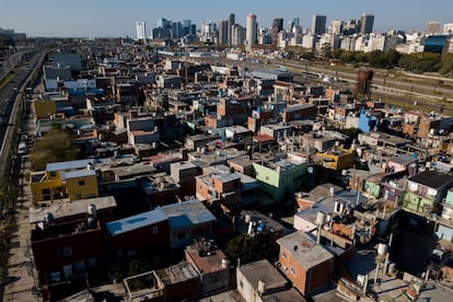 Vista de la Villa 31 y la Ciudad de Buenos Aires. Además de la exposición al contagio derivada de trabajar en la calle, las condiciones de hacinamiento en estas viviendas convierten en imposible aislamiento para contener la covid-19.